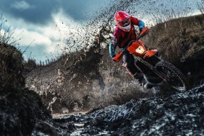 开云体育在线-牙买加巅峰对决胜出委内瑞拉，布雷默点燃赛场，当闪电劈开石油的海洋